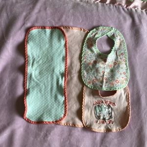 BabyGear Set of 2 burp cloths & 2 bibs